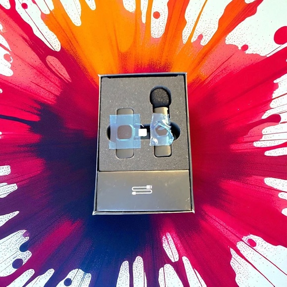 NWT Wireless Microphone Clip-on for iPhone Recording Plug-Play Live Show Vlogger - Picture 3 of 3